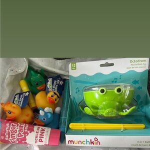 Baby bath toy gift set (Munchkin & Crayolla)